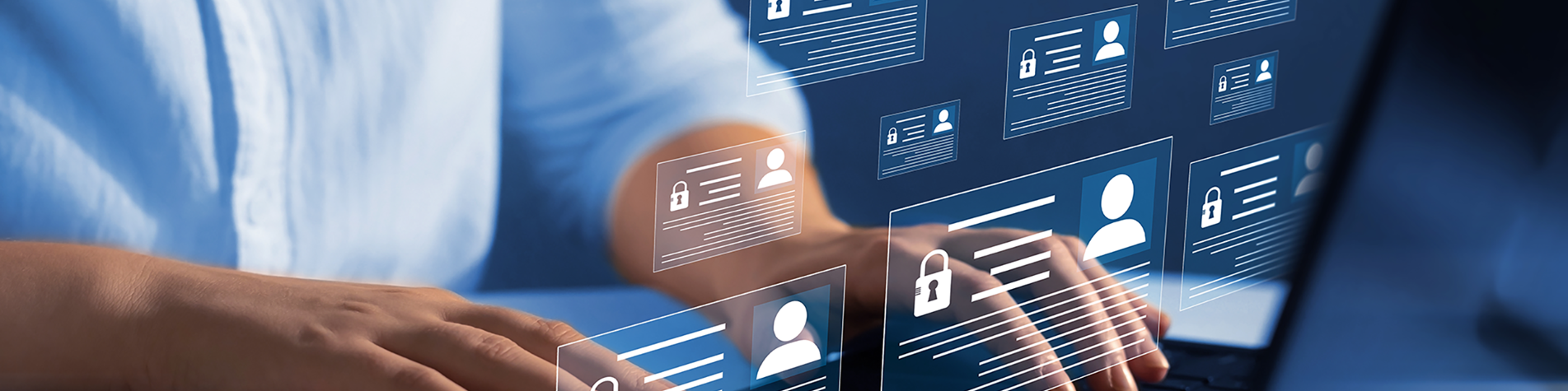 Person taster på laptop med personoplysninger