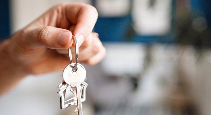 Hænder der holder husnøgler