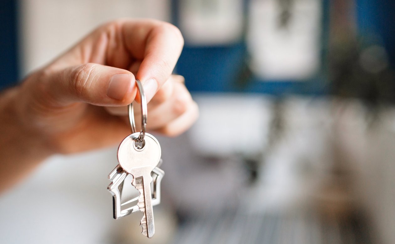 Hænder der holder husnøgler