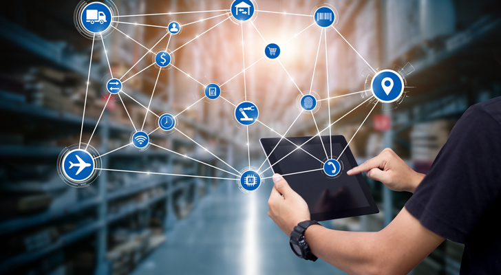 Person står med ipad på varelager