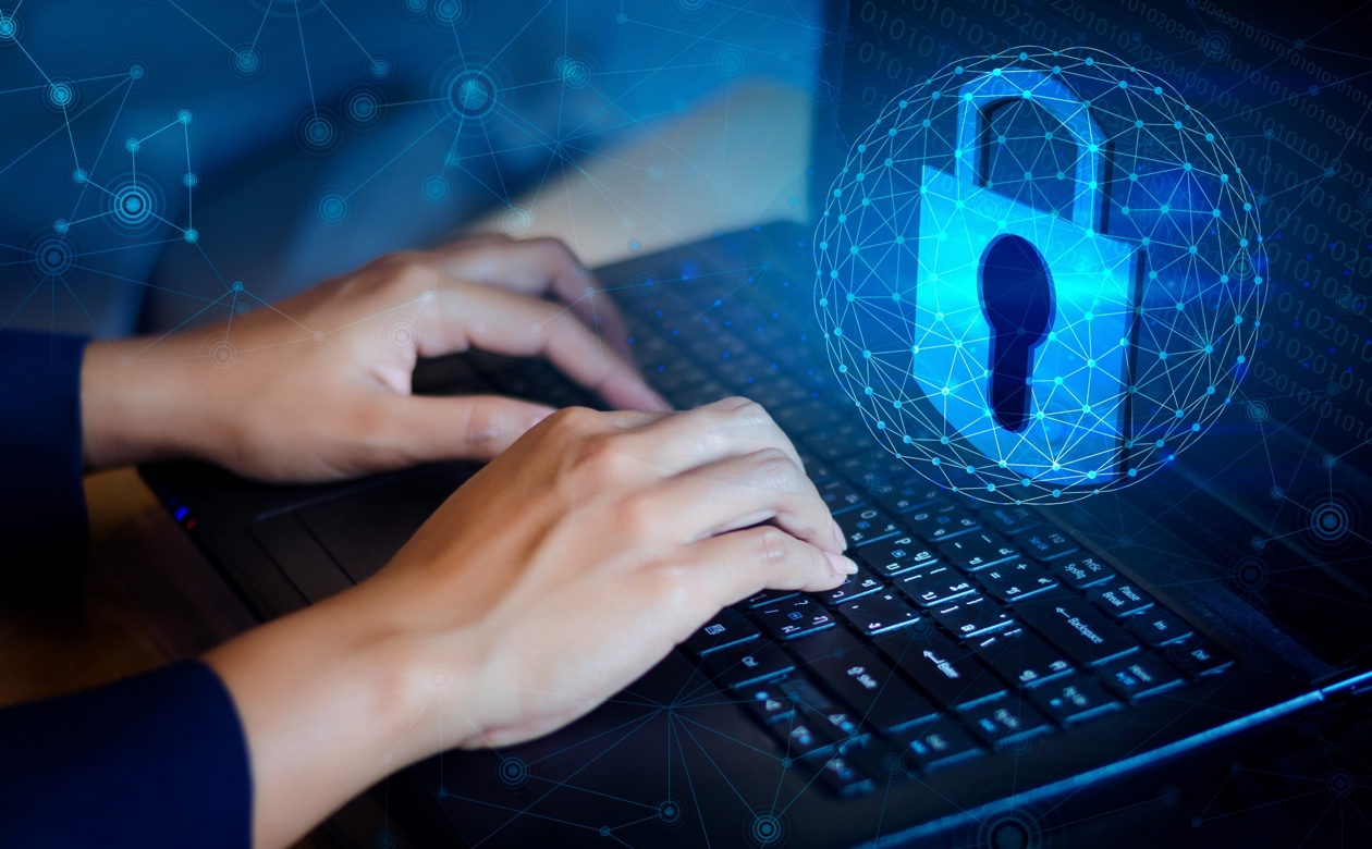 Person taster på tastatur med datasikkerhed hængende over