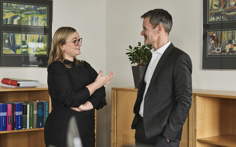 Mathilde Bak og Jakob S. Johnsen taler sammen