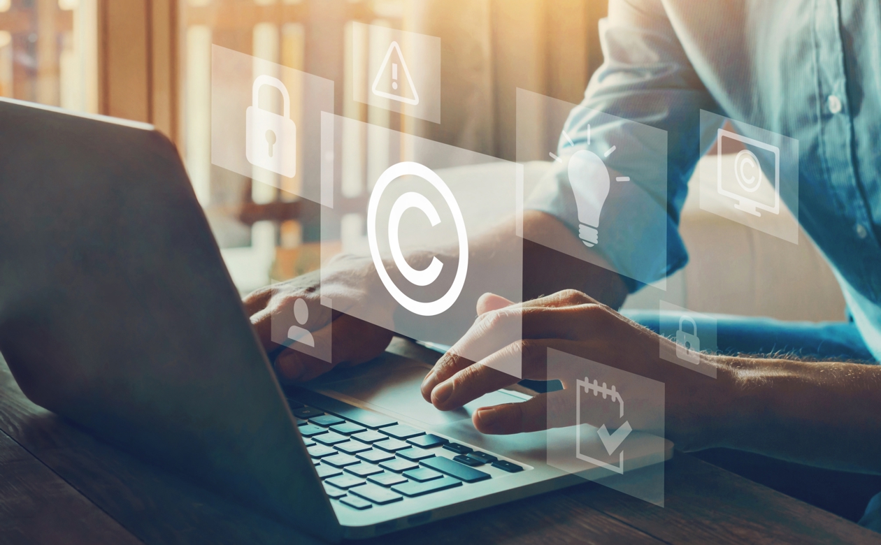 Person sidder ved computer med copyright