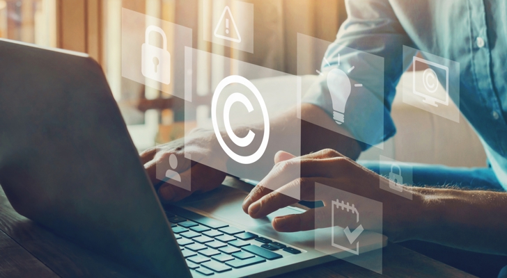Person sidder ved computer med copyright