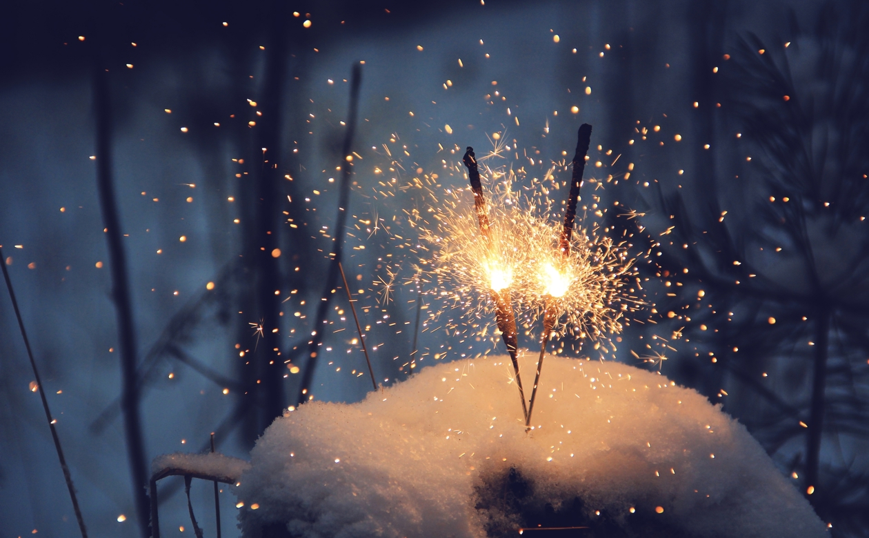 Tændte stjernekastere i sne