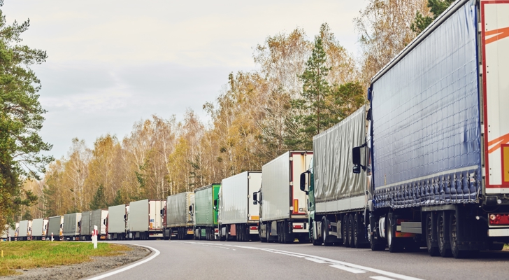 Lastbiler holder i kø