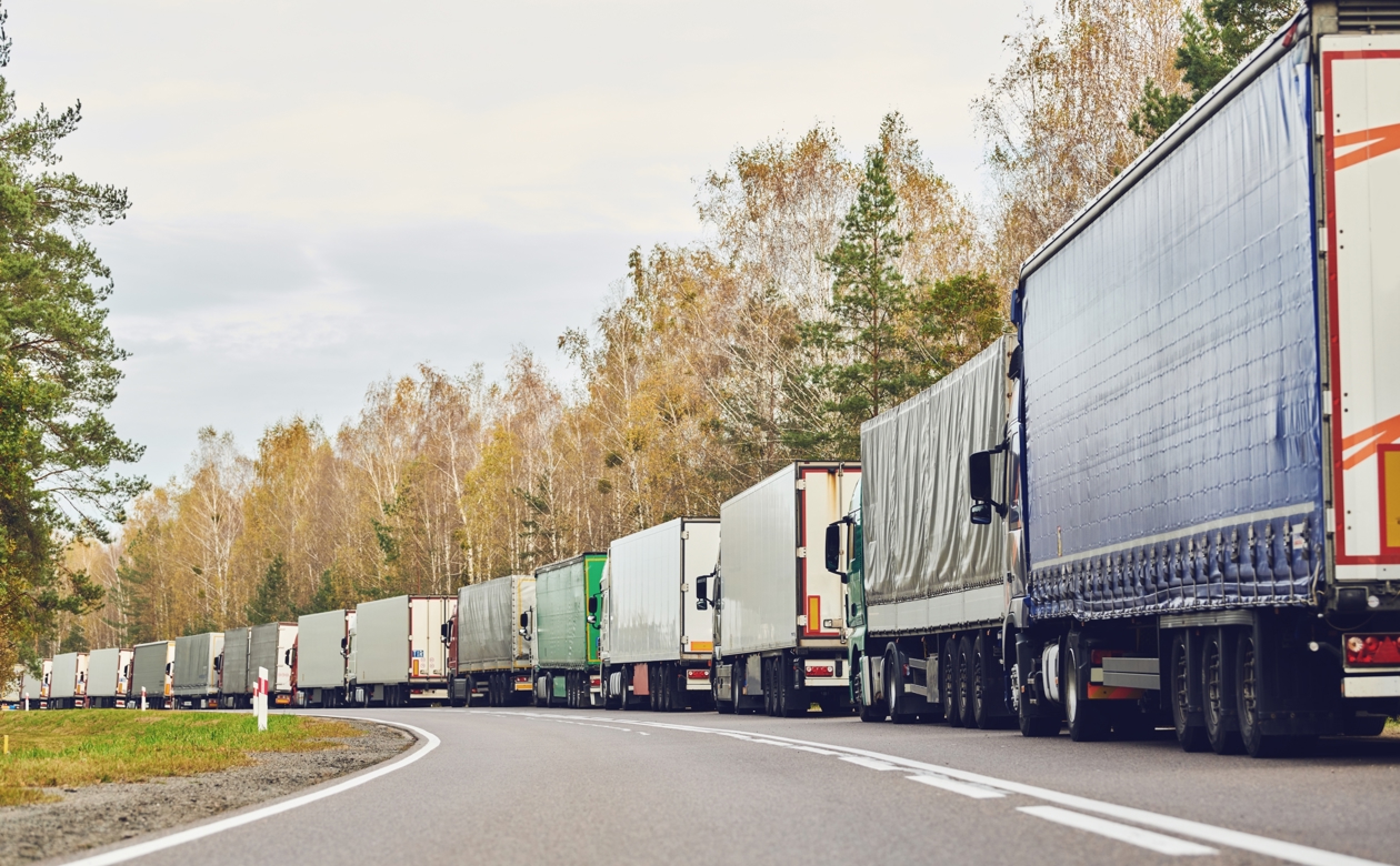 Lastbiler holder i kø