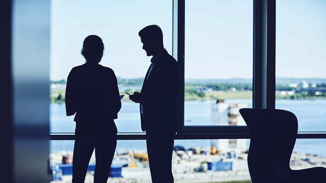 To advokater taler i telefon