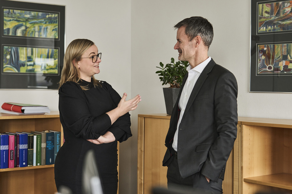 To advokater står og taler sammen