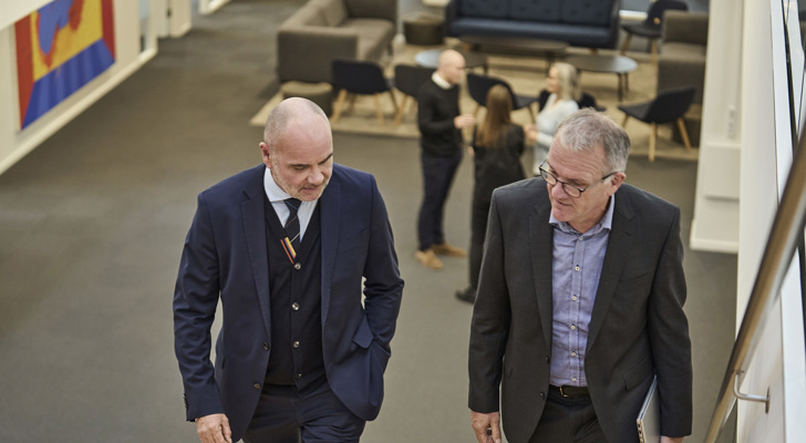 Mads Balsby Wilkens og Per Christensen går på trappe hos HjulmandKaptain