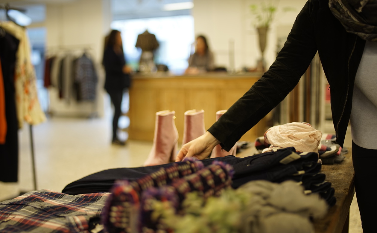 Kvinde shopper i tøjbutik