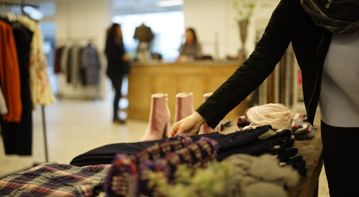 Kvinde shopper i tøjbutik