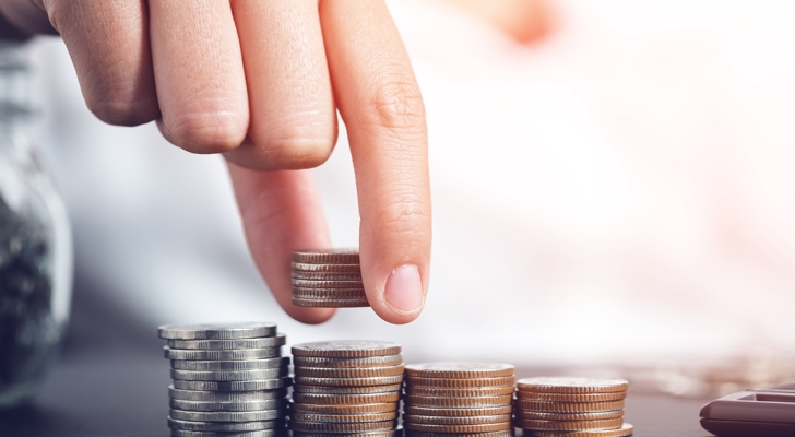 Hænder der stabler mønter