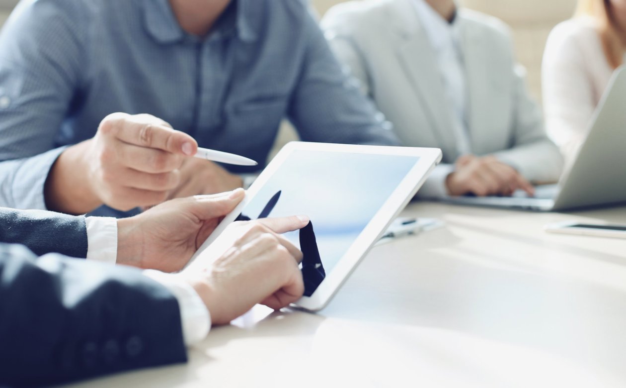 Strategimøde med person foran ipad