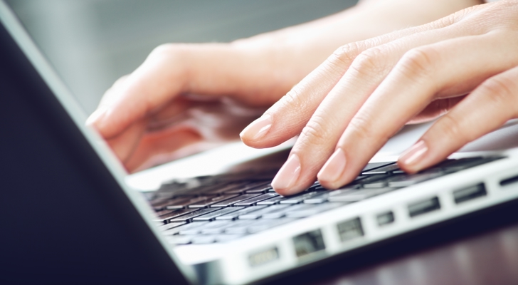 Hænder der taster på tastatur