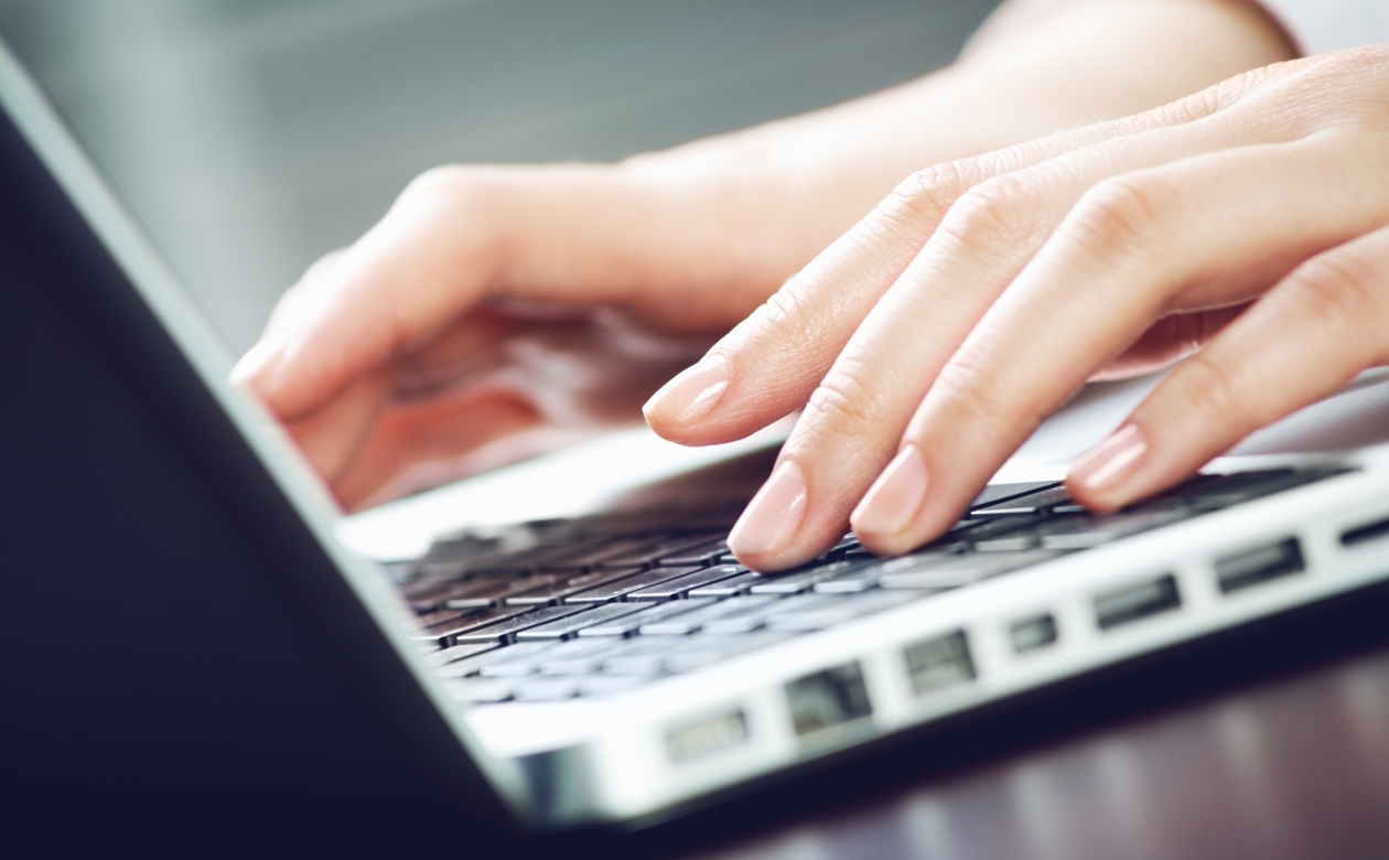 Hænder der taster på tastatur