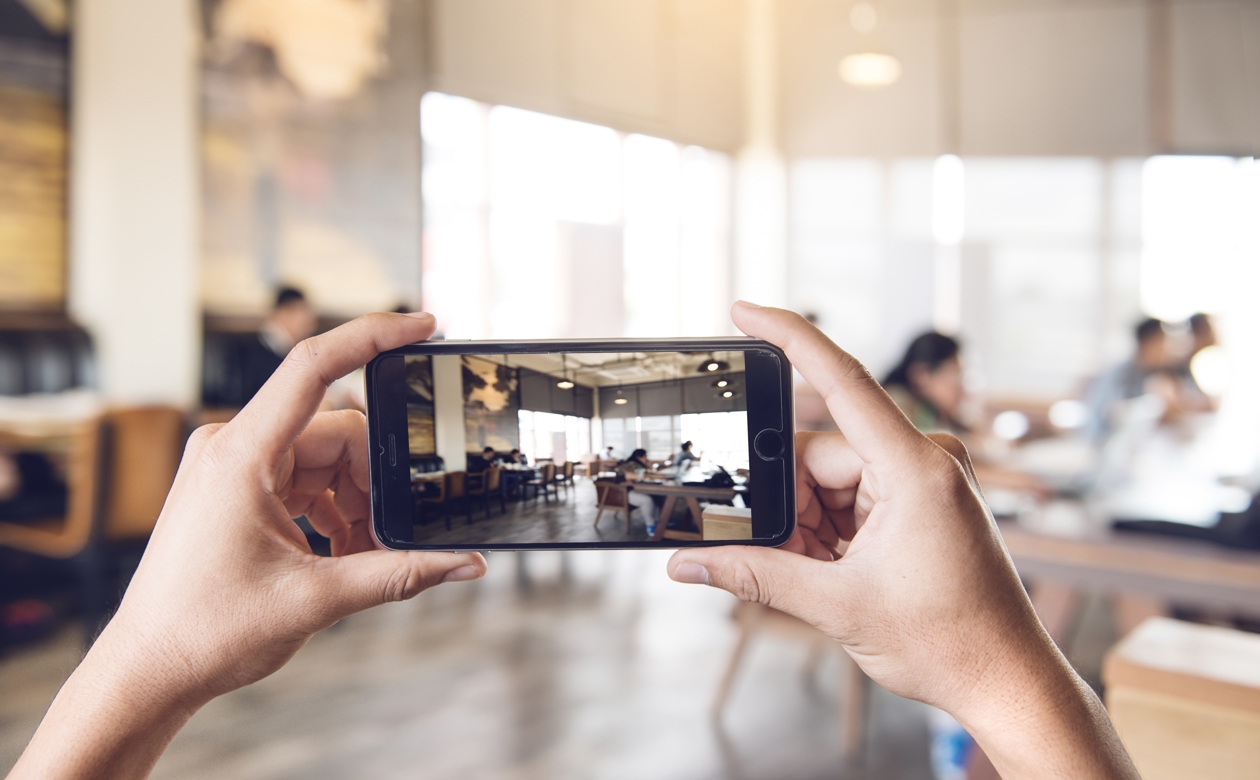 Person tager billede med mobiltelefon