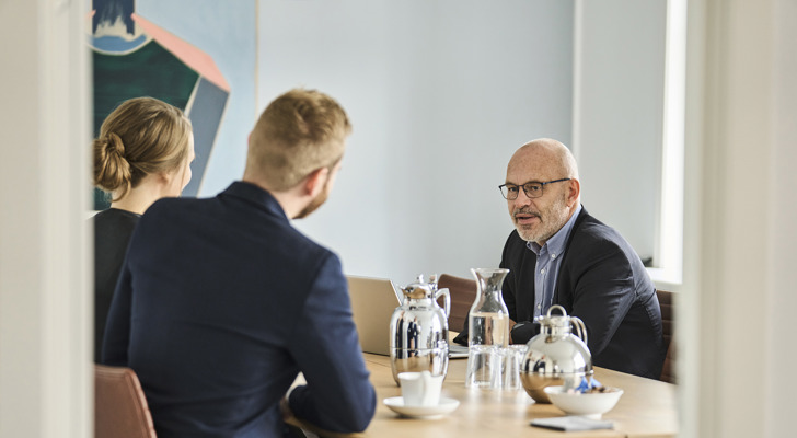 Tre advokater i møde