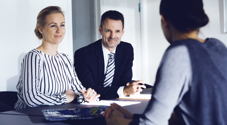 Kvinde og Jakob S. Johnsen holder møde med tredje person