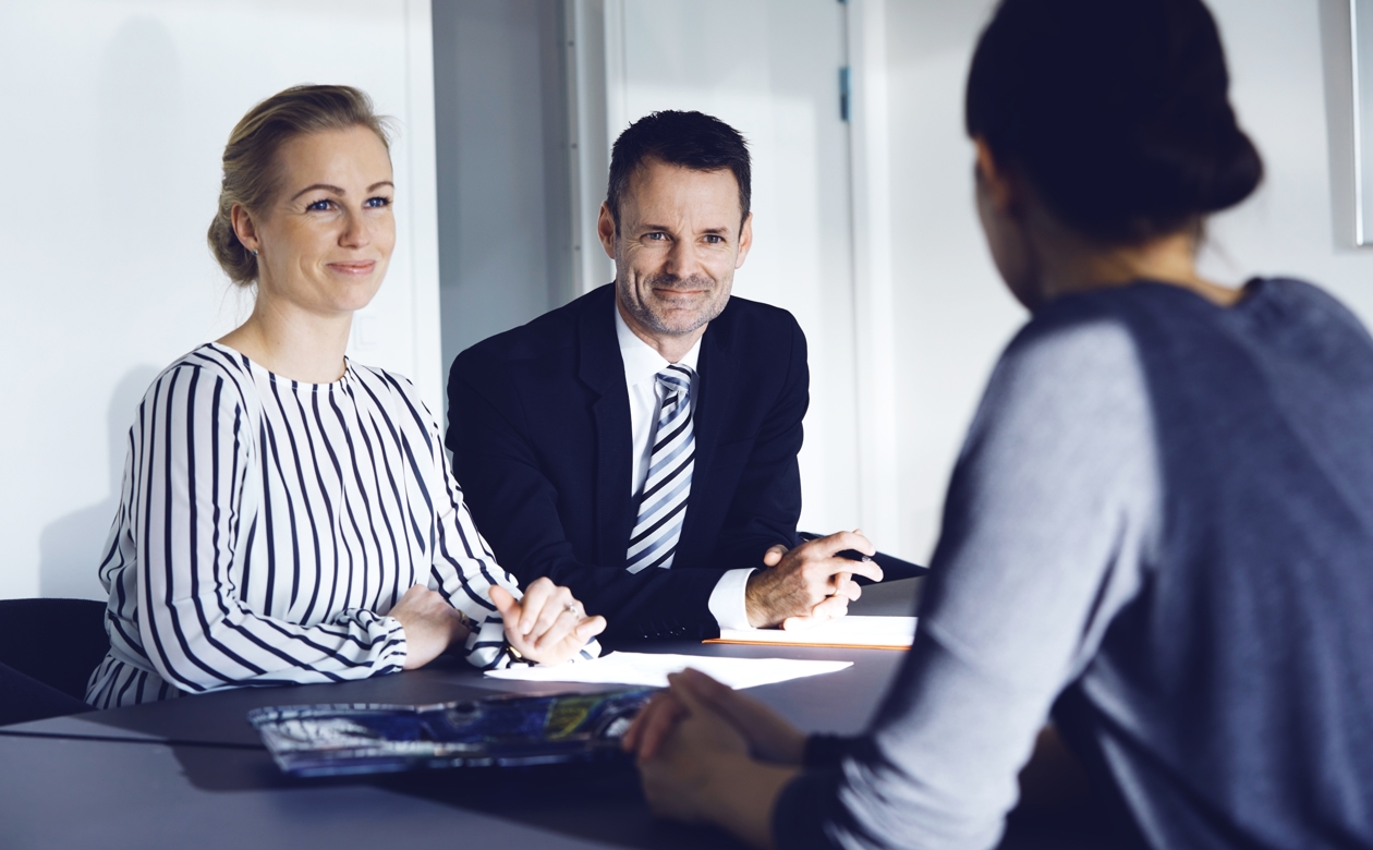 Kvinde og Jakob S. Johnsen holder møde med tredje person