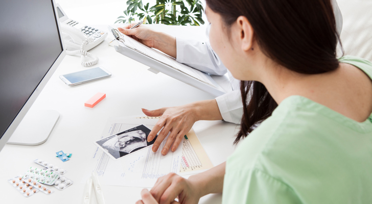 Kvinde til møde omkring fertilitetsbehandling