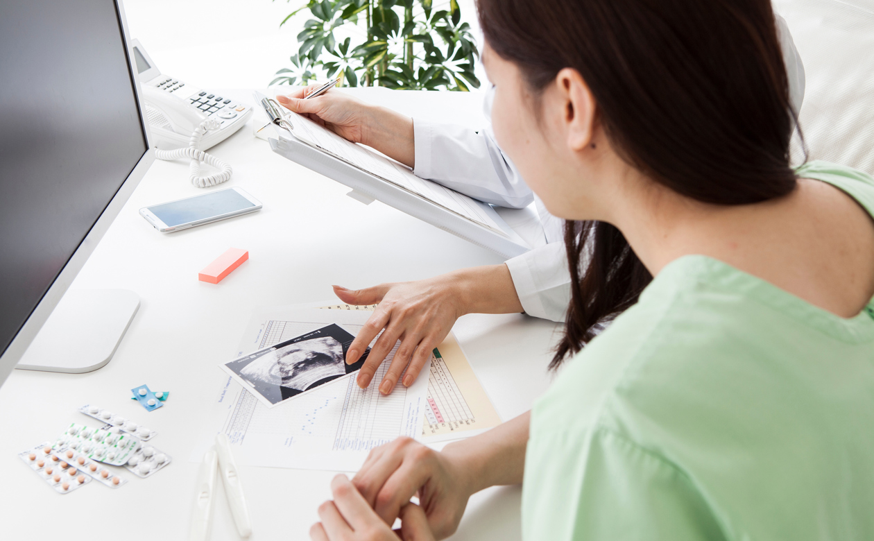 Kvinde til møde omkring fertilitetsbehandling