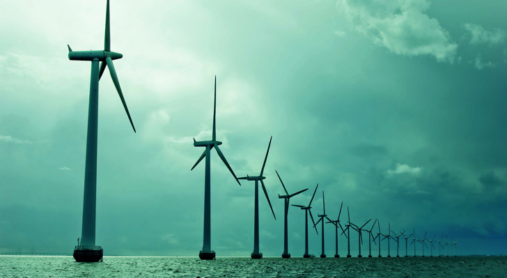 Vindmøller på række ude på havet