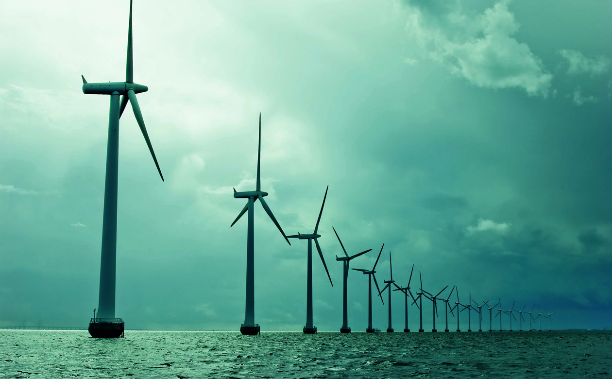 Vindmøller på række ude på havet