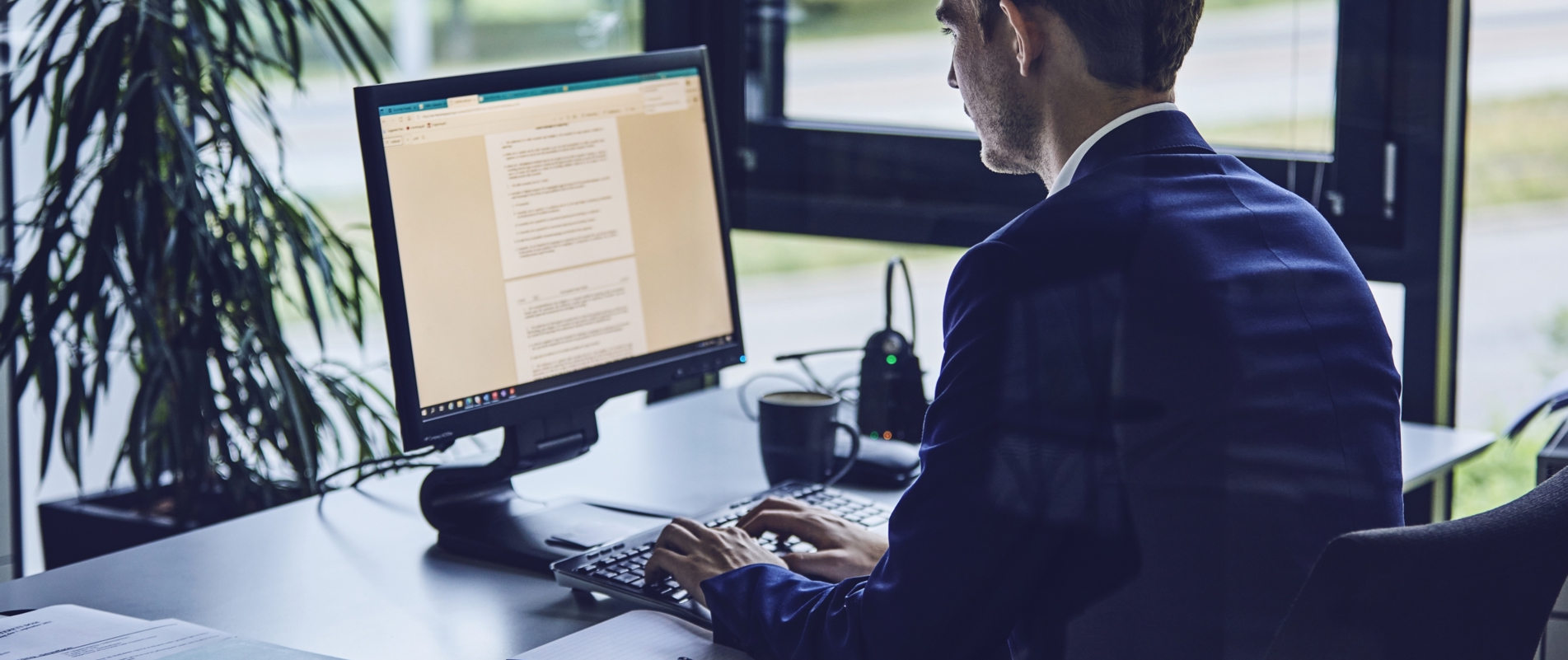 Advokat skriver på computer