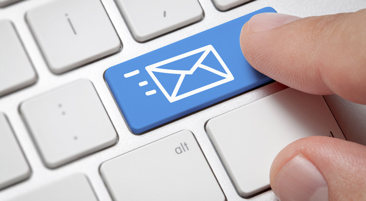 Finger på afsenderknap til email