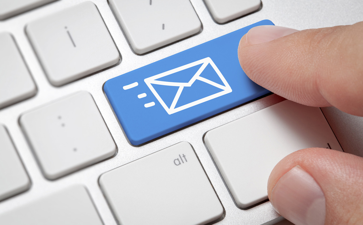 Finger på afsenderknap til email