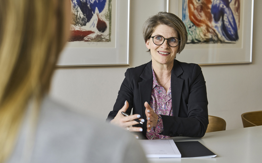 Janne Juul Wandahl med speciale i sygedagpengeregres holder møde