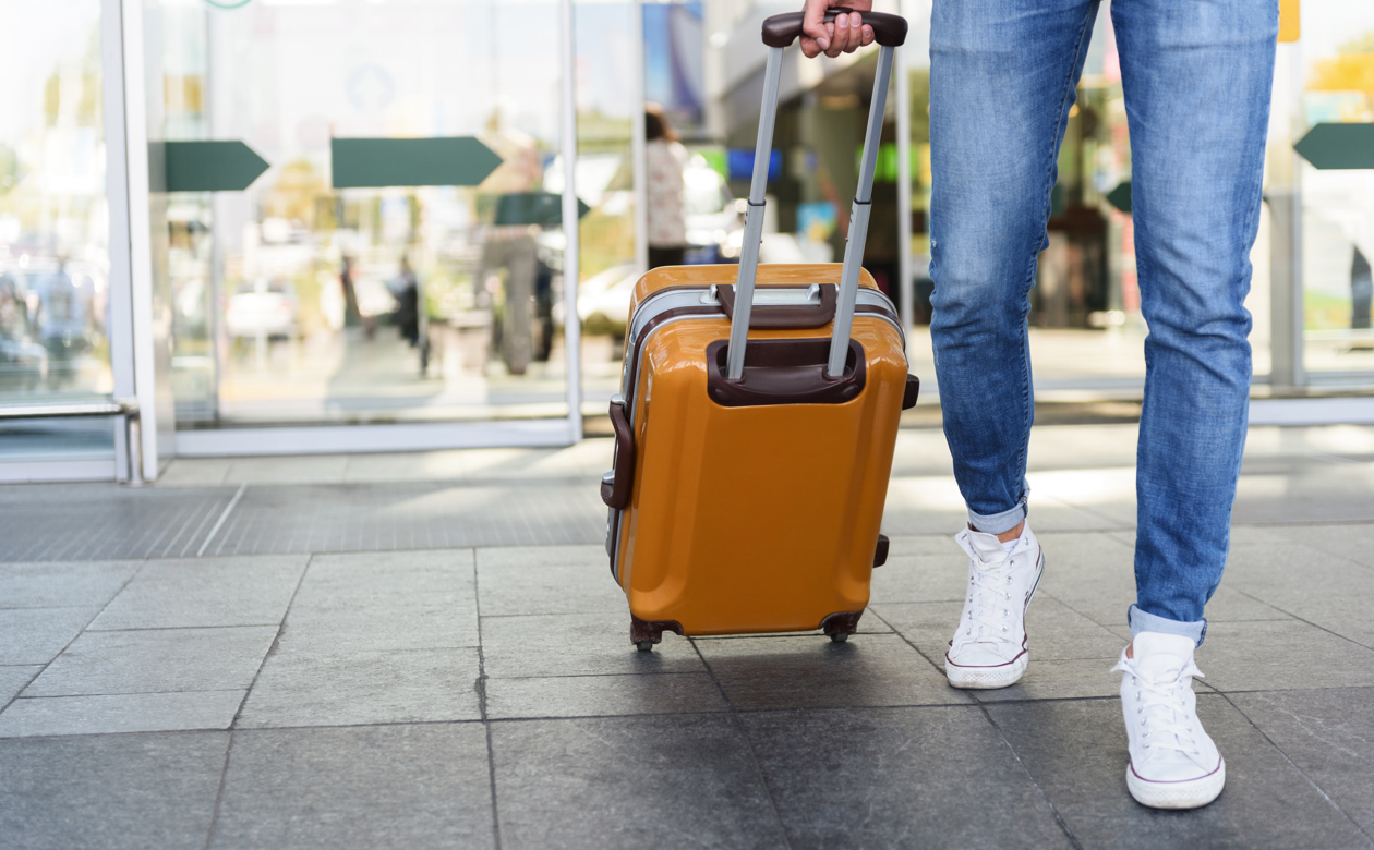 Person med kuffert i lufthavn