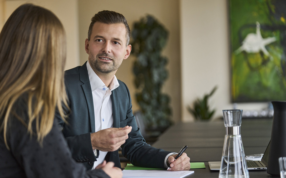 Personer der taler sammen på en trappe