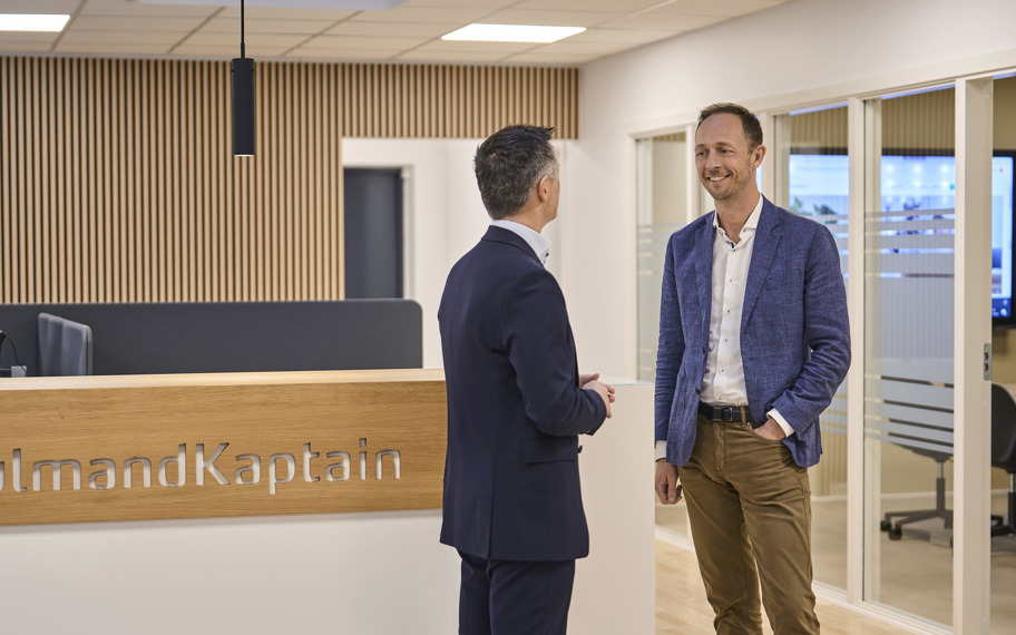 Personer der taler sammen på en trappe