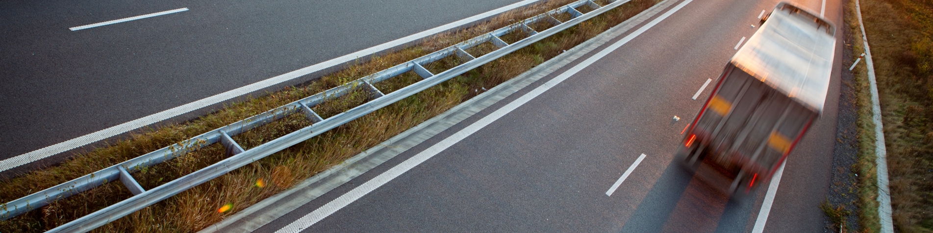 Lastbil kører på næsten tom motorvej