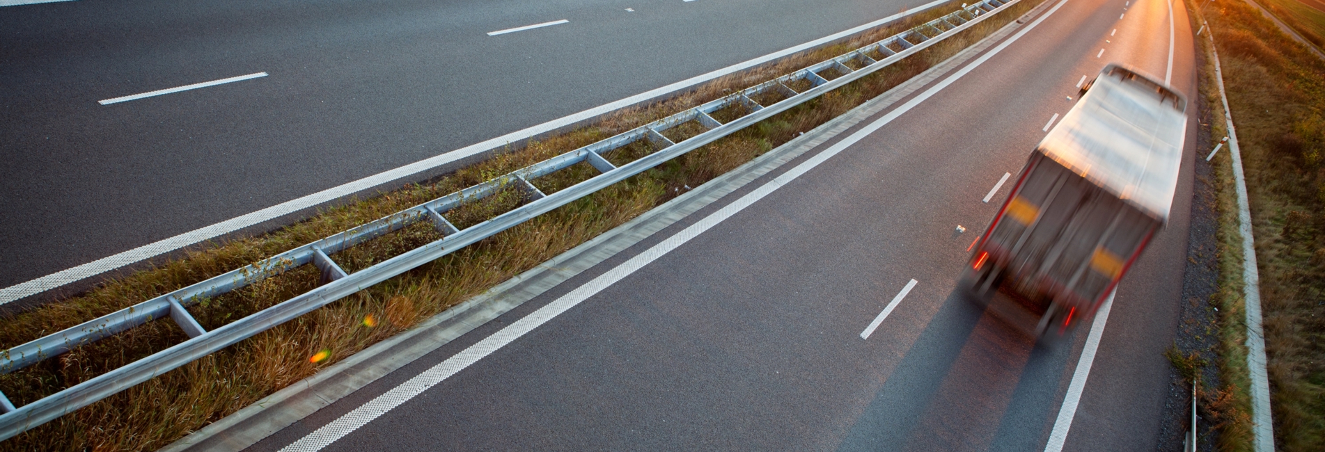 Lastbil kører på næsten tom motorvej