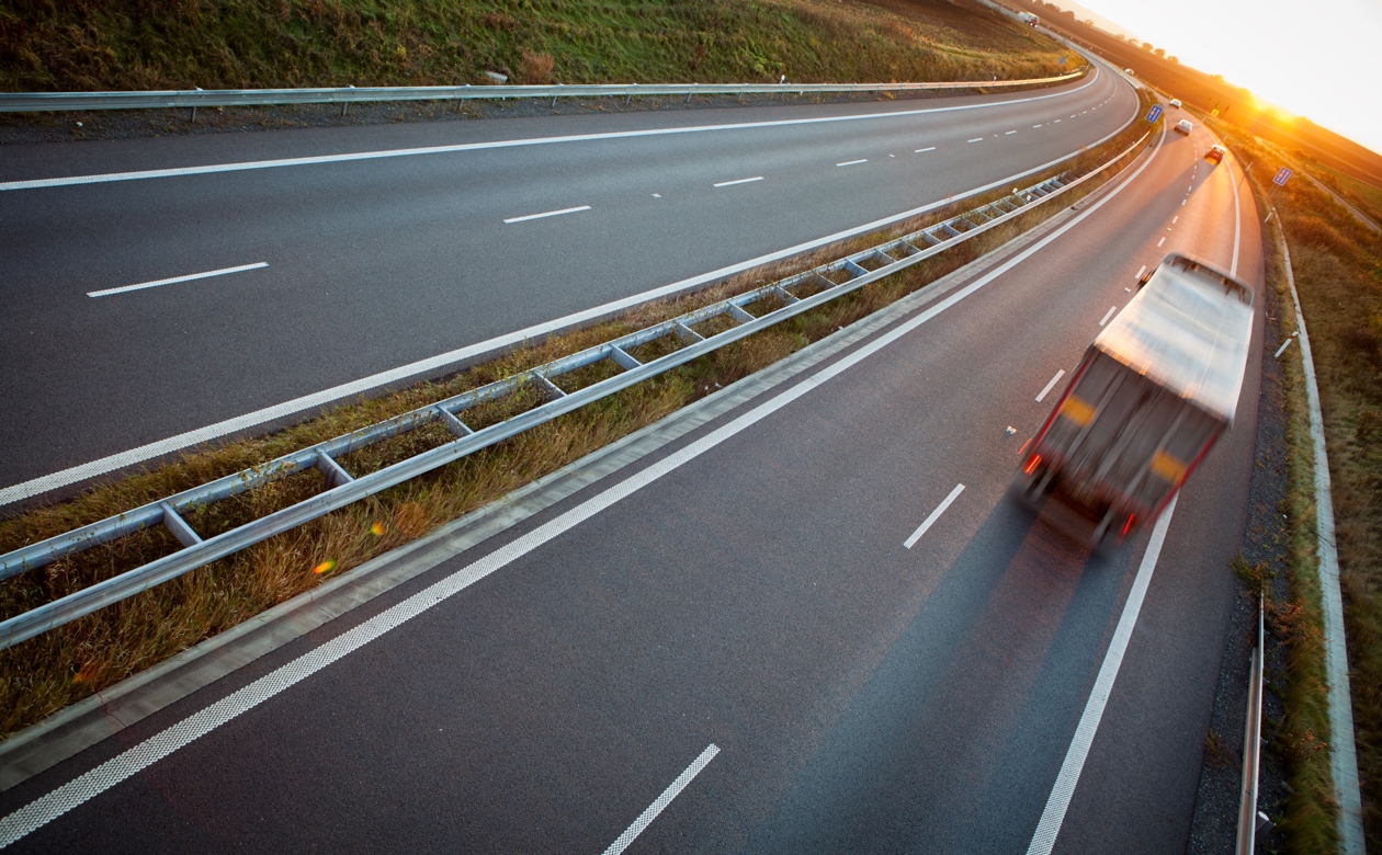 Lastbil kører på næsten tom motorvej