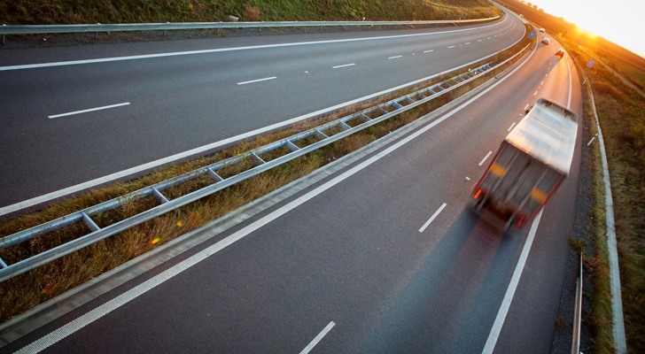 Lastbil kører på næsten tom motorvej