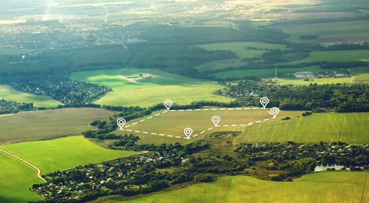 Grønne marker med tegnet areal med planloven