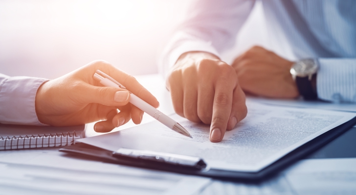 Kontrakt der bliver gennemgået af to personer