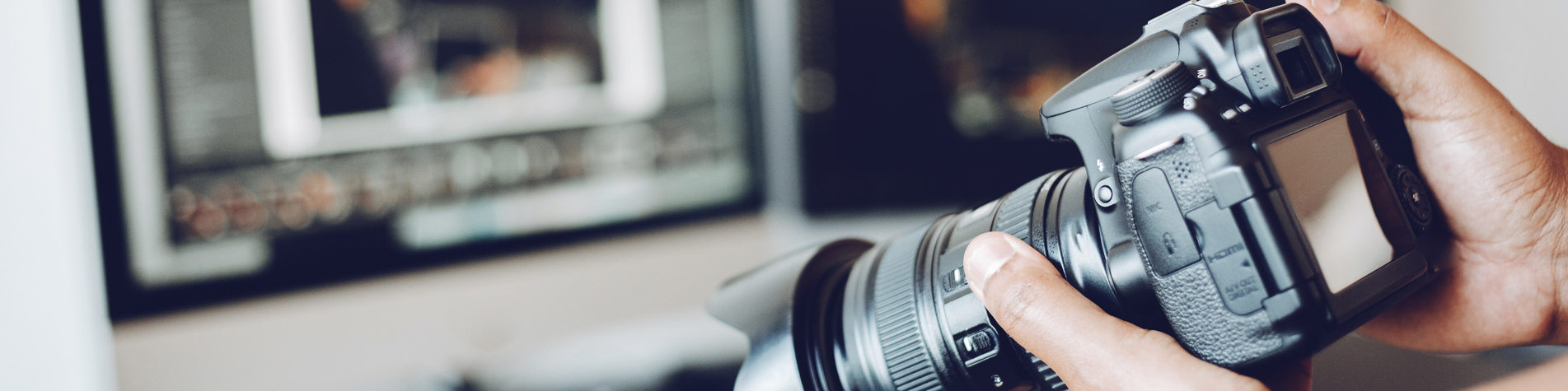 Person holder kamera