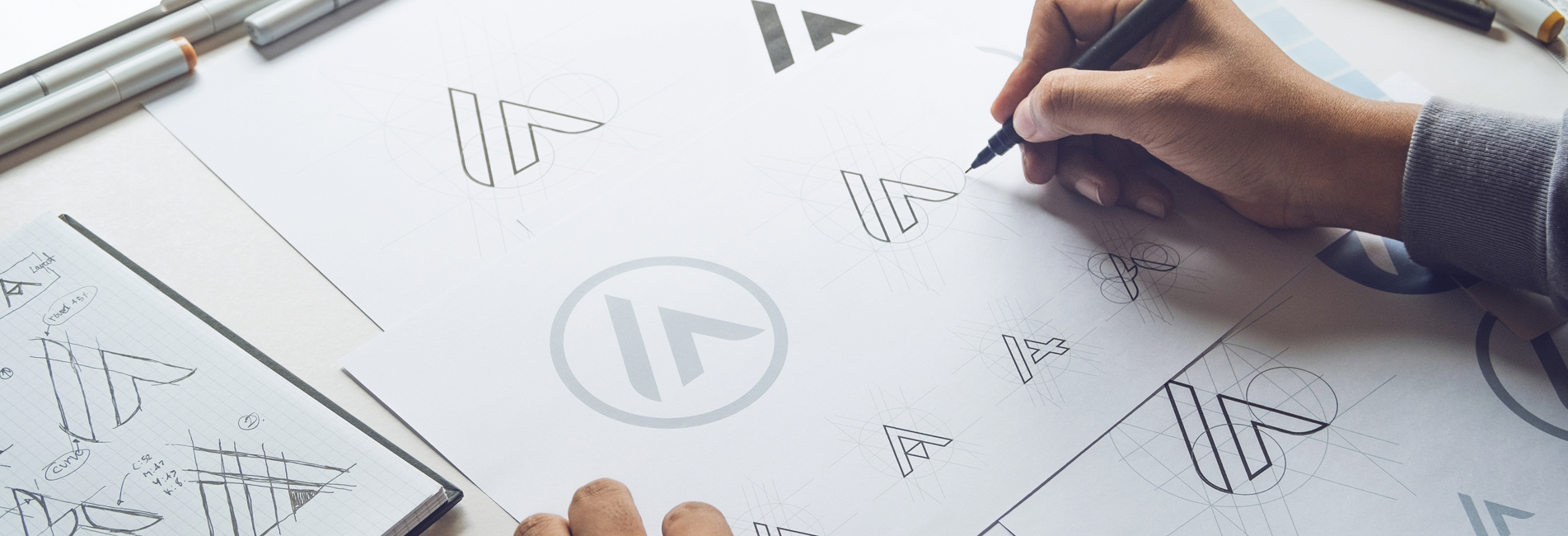 Person skitserer logodesign