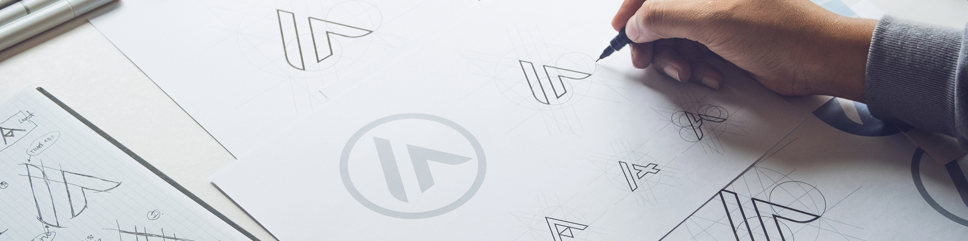 Person skitserer logodesign