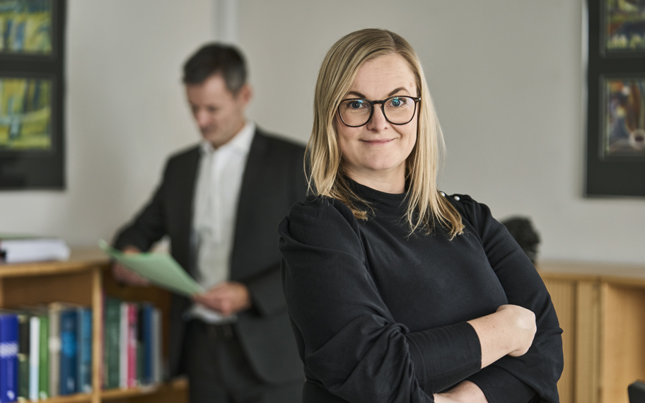 Mathilde Bak i forgrunden og Jakob S. Johnsen i baggrunden, som står og kigger på en sag