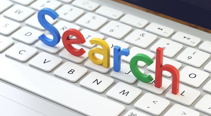 Tastatur med ordet Search ovenpå i Googles farver 