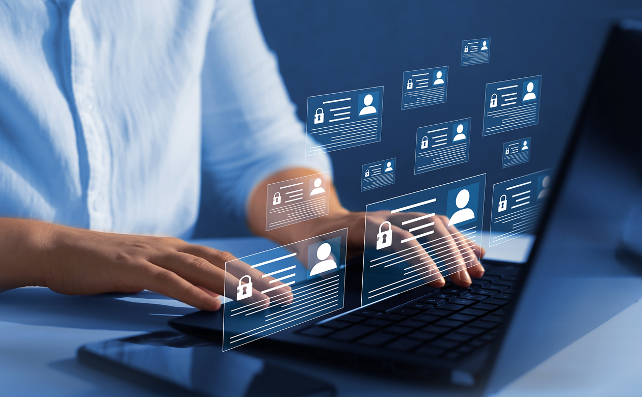 Person ved bærbar med grafik af personoplysninger