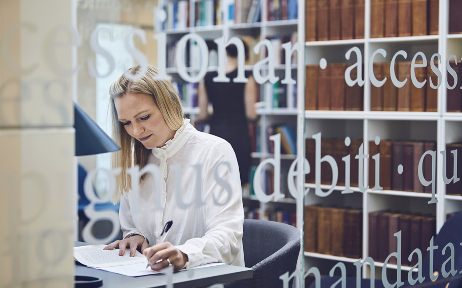 Advokat sidder i bibliotek hos HjulmandKaptain