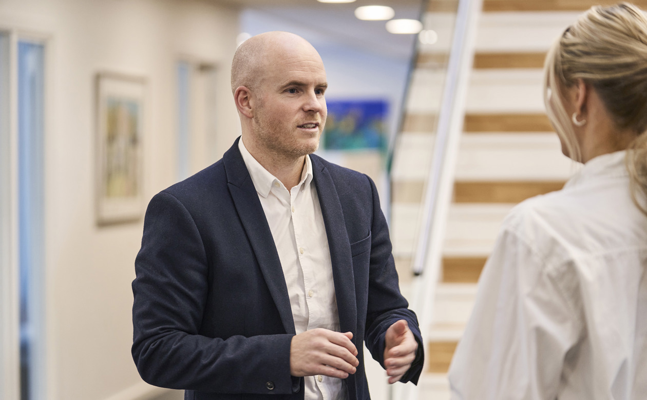 Jeppe Hallager snakker med kvinde