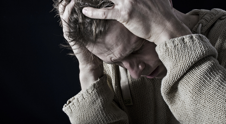 Mand tager sig til hovedet - vold